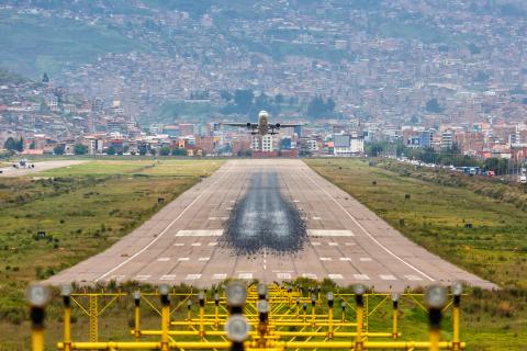 Air connectivity in Peru: when centralization becomes a constraint