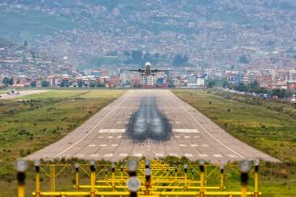 Air connectivity in Peru: when centralization becomes a constraint